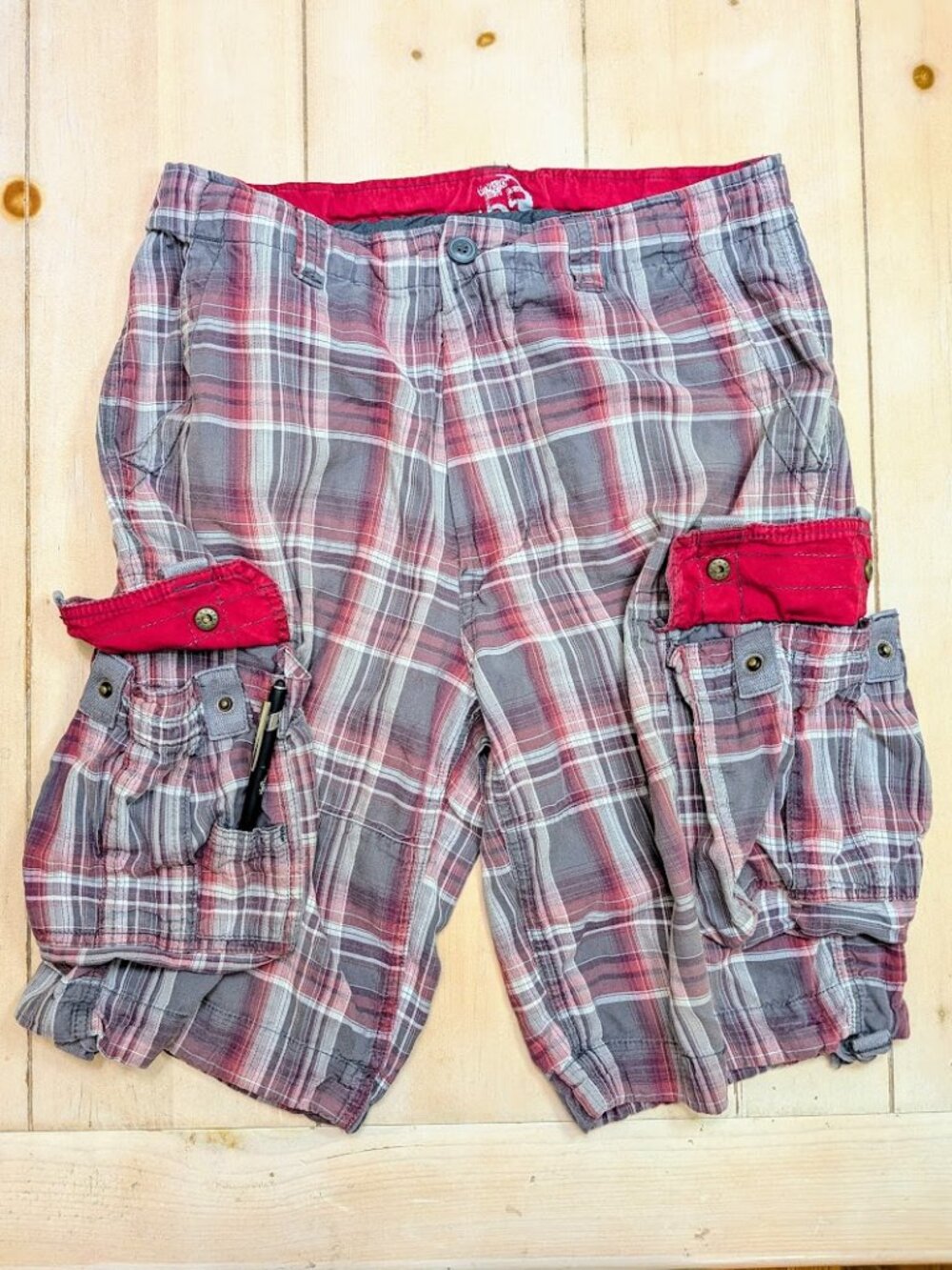 Division 55 Plaid Cargo Shorts Men's 30 Gray Red Y2K Utility Drawstring
